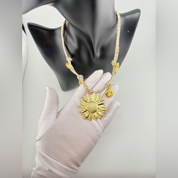 Boho Rope Chain Daisy Charm Necklace – Artistic, Light, and Beautifully Unique - Picture 15 of 15